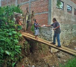 Nautique employee handing out food in El Salvador